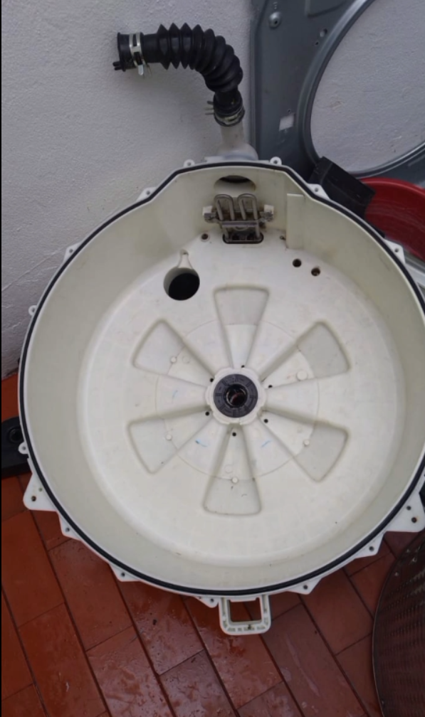 Cambio de empaques y mangueras de lavadora para solucionar fugas de agua